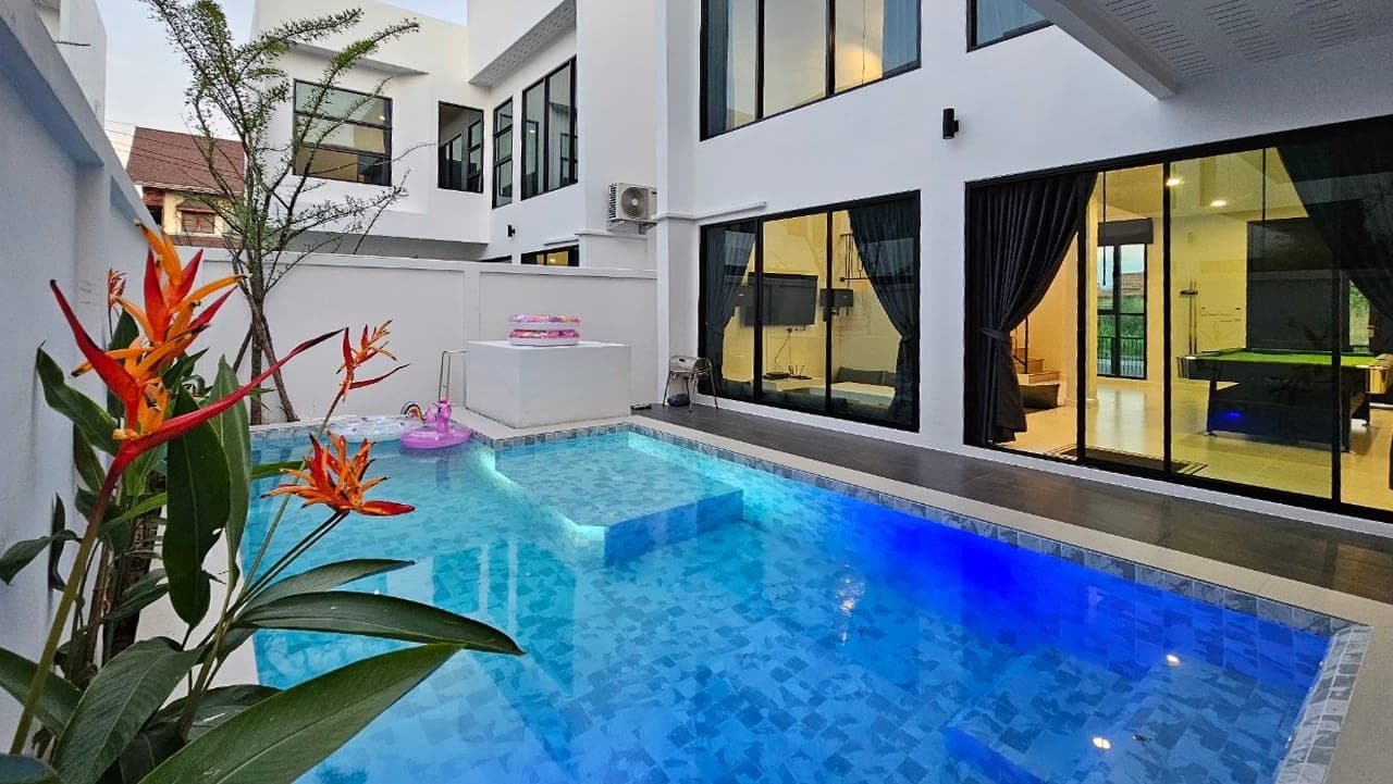 Private pool villa in Bang Saen